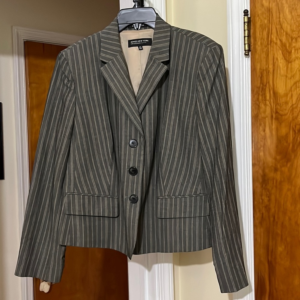 Jones New York size 12P lined blazer. Gray with beige stripes.